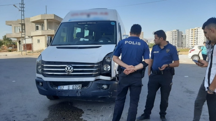Minibüs İle Motosiklet Çarpıştı: 1 Yaralı
