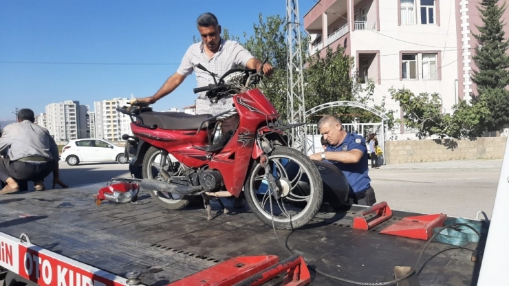 Minibüs İle Motosiklet Çarpıştı: 1 Yaralı