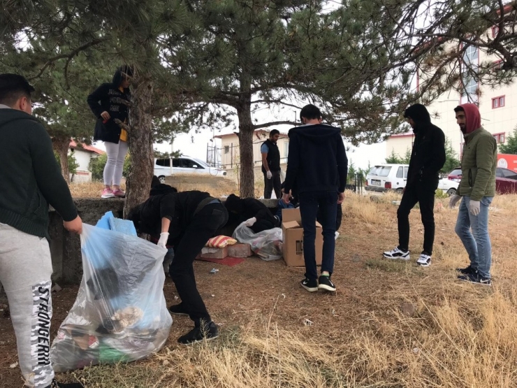 Üniversiteli Öğrencilerden Örnek Davranış