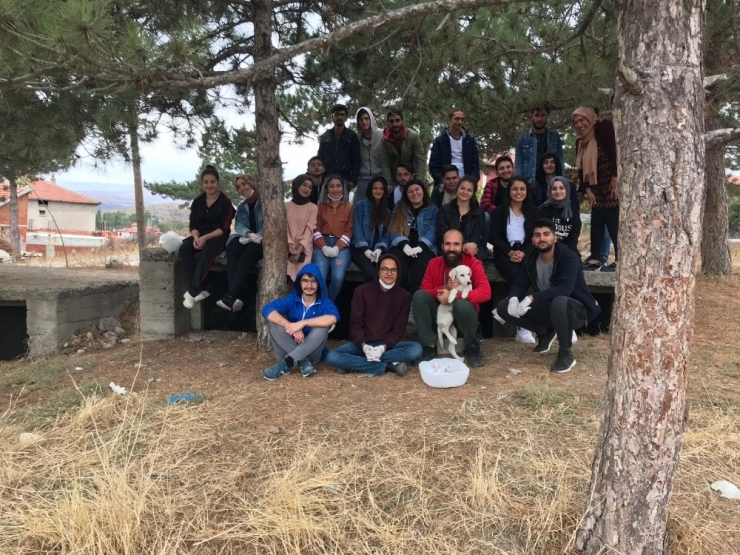 Üniversiteli Öğrencilerden Örnek Davranış