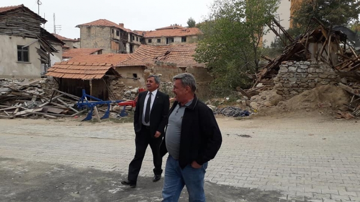 Altıntaş’ta Metruk Binalar Yıkılıyor