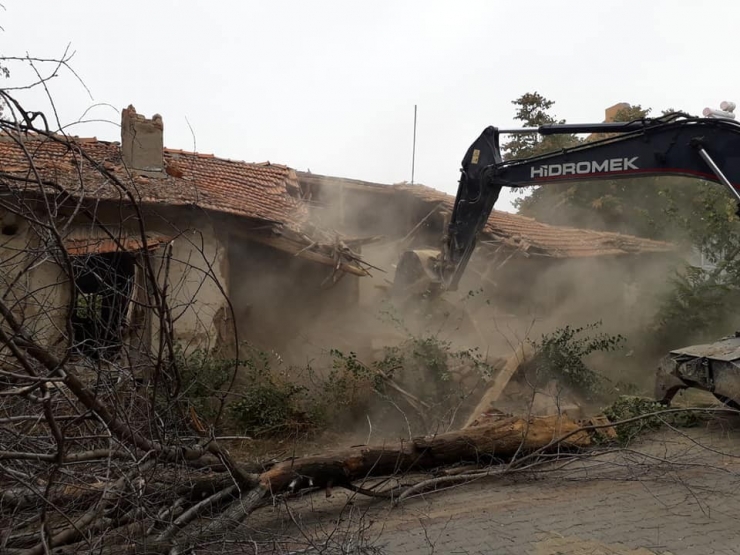 Altıntaş’ta Metruk Binalar Yıkılıyor