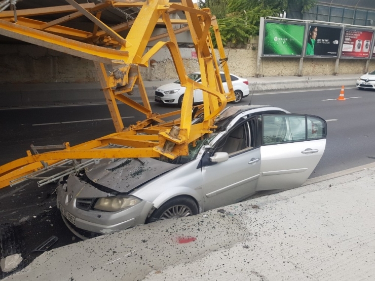 Tırın Üzerinde Bulunan Vinç Otomobilin Üzerine Devrildi