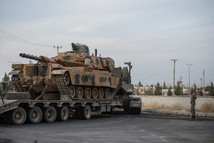 Sınıra Tank Ve Komando Sevkiyatı