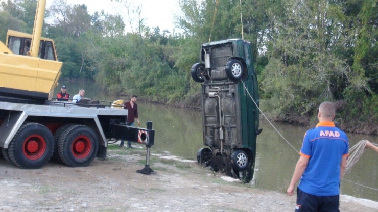 Park Halindeki Araç Irmağa Uçtu