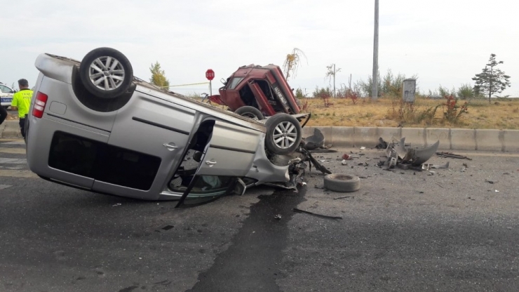 Otomobiller Çarpıştı: 1 Ölü, 4 Yaralı