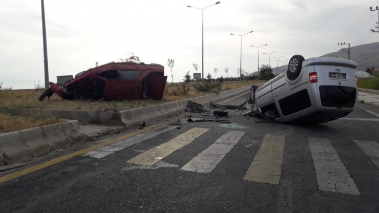 Otomobiller Çarpıştı: 1 Ölü, 4 Yaralı