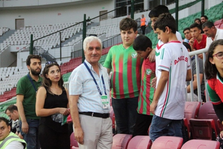 Görme Engelli Gençler İlk Kez Futbol Maçına Gitti