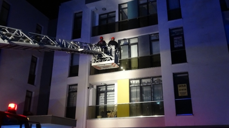 Evde Bulunamayan Genç Kadın İçin İtfaiye Balkonda Girdi