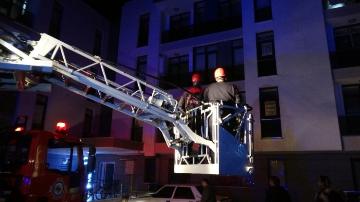 Evde Bulunamayan Genç Kadın İçin İtfaiye Balkonda Girdi
