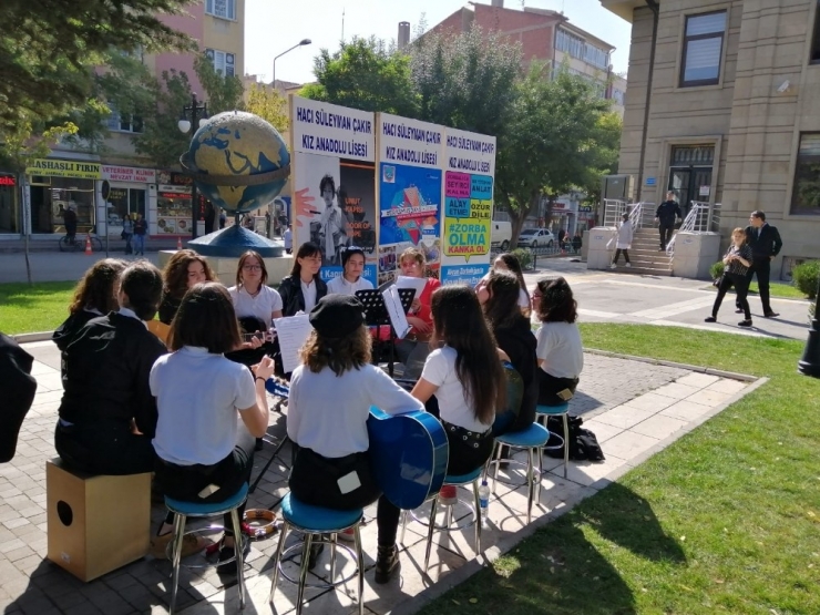 Eskişehir Hacı Süleyman Çakır Kız Anadolu Lisesi, ‘Erasmusdays’ Etkinliklerini Kutlamak İçin Stant Açtı