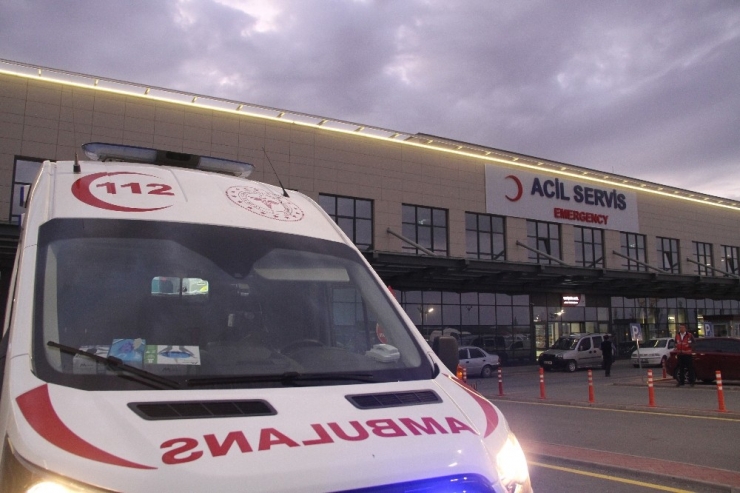 Eşine Sokak Ortasında Satırla Saldıran Şahsı Vatandaşlar Linç Etmek İstedi