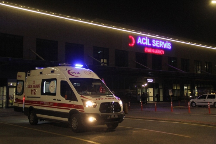 Eşine Sokak Ortasında Satırla Saldıran Şahsı Vatandaşlar Linç Etmek İstedi