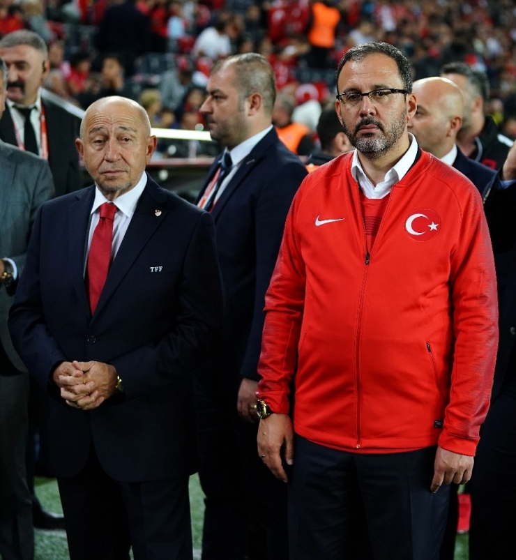 Bakan Kasapoğlu Milli Maçta