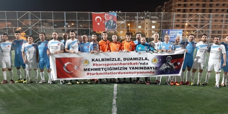Futbol Turnuvasında Barış Pınarı Harekatına Pankartlı Destek