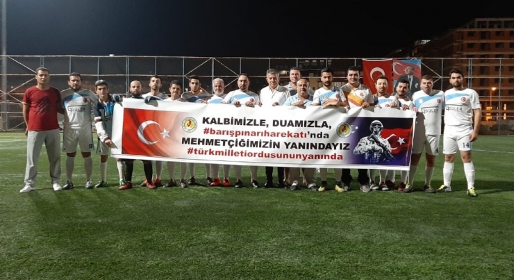 Futbol Turnuvasında Barış Pınarı Harekatına Pankartlı Destek