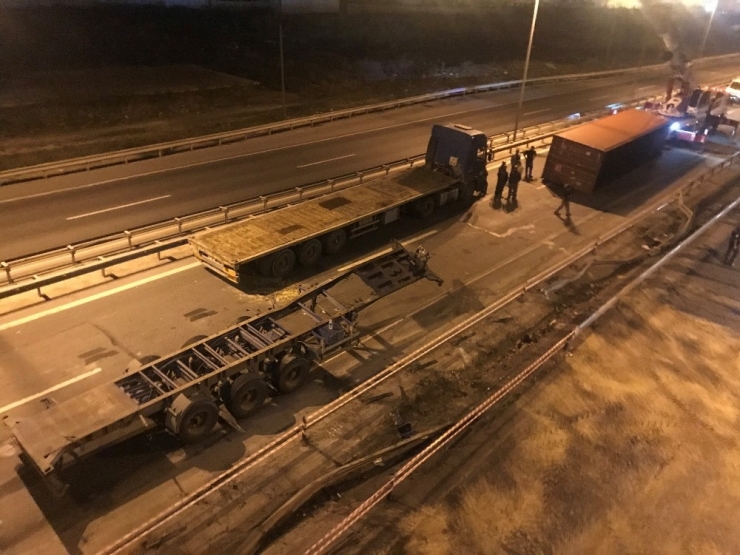 Beylikdüzü’nde Tır Devrildi; 1 Yaralı