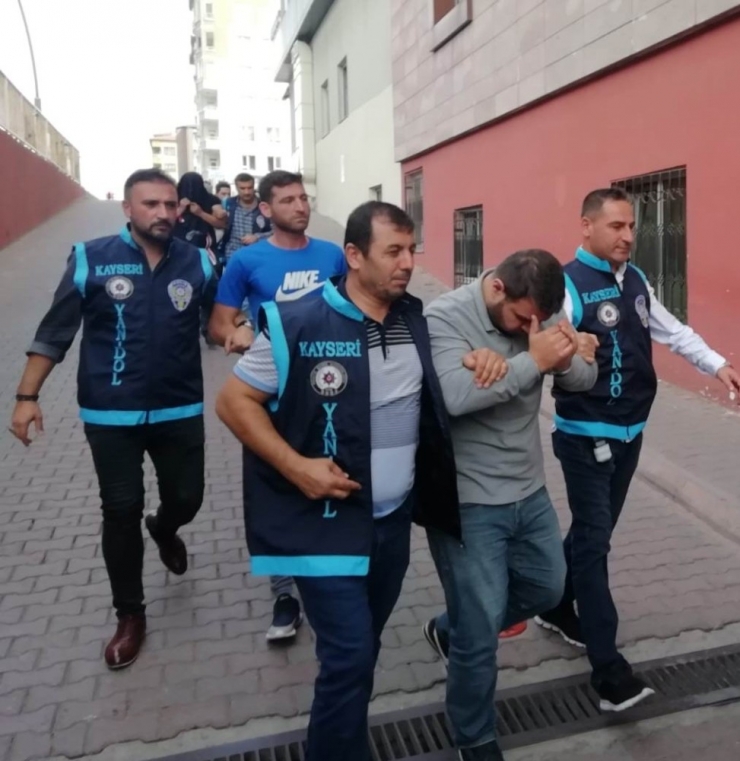 Dolandırıcılara Kandı, 200 Bin Tl’lik Altını Yol Kenarına Bıraktı