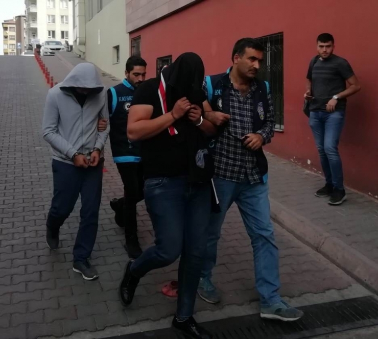 Dolandırıcılara Kandı, 200 Bin Tl’lik Altını Yol Kenarına Bıraktı