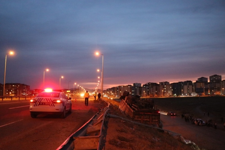 Lastiği Patlayan Patates Yüklü Tır Köprüde Asılı Kaldı