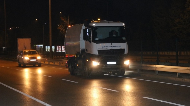 Ekipler, Yolları Sürekli Temizliyor