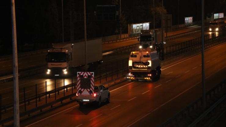 Ekipler, Yolları Sürekli Temizliyor