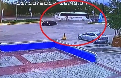 Sürücüsü Fenalaşan Yolcu Otobüsü Otomobili Biçti: 1’i Ağır 3 Yaralı