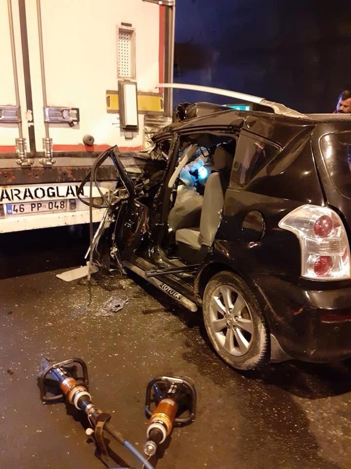 Otomobil Tıra Çarptı: 1 Yaralı