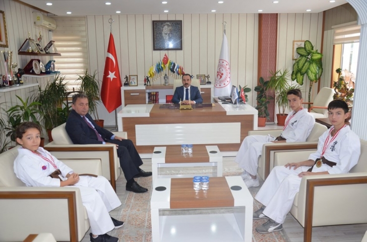 Şampiyon Karatecilerden Yıldız’a Ziyaret