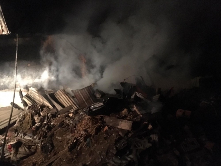 Tandır Evinde Çıkan Yangın Evlere Sıçramadan Söndürüldü