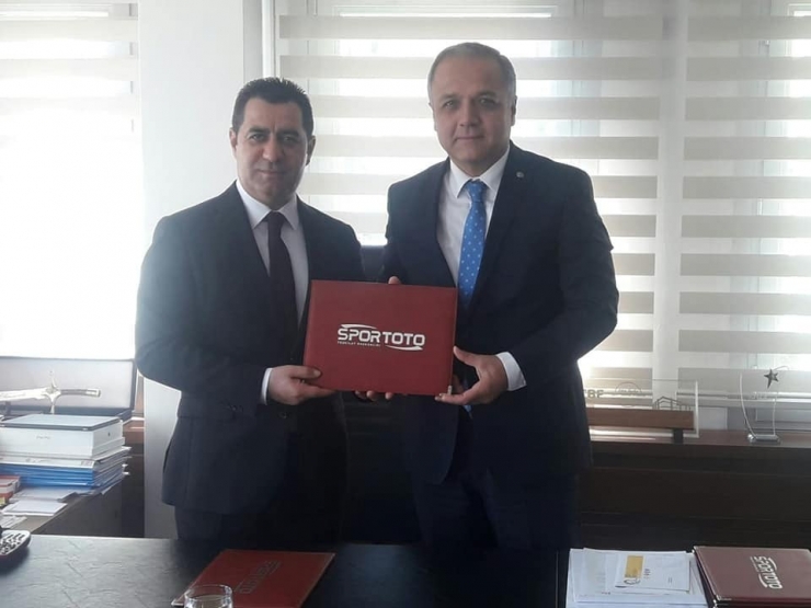 Suluova’ya 8 Spor Tesisi İçin İmzalar Atıldı