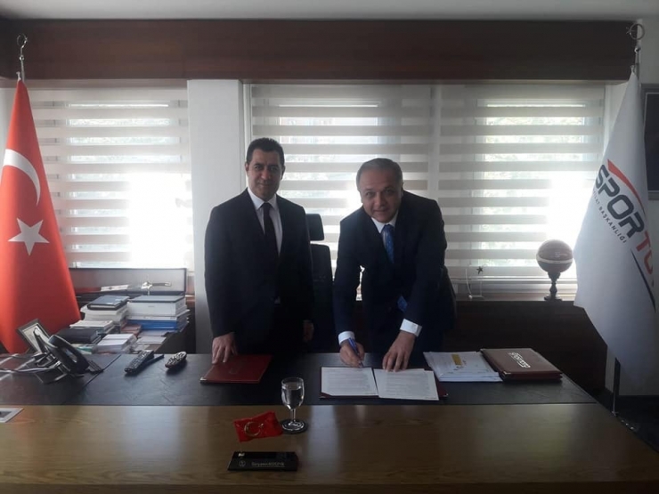 Suluova’ya 8 Spor Tesisi İçin İmzalar Atıldı