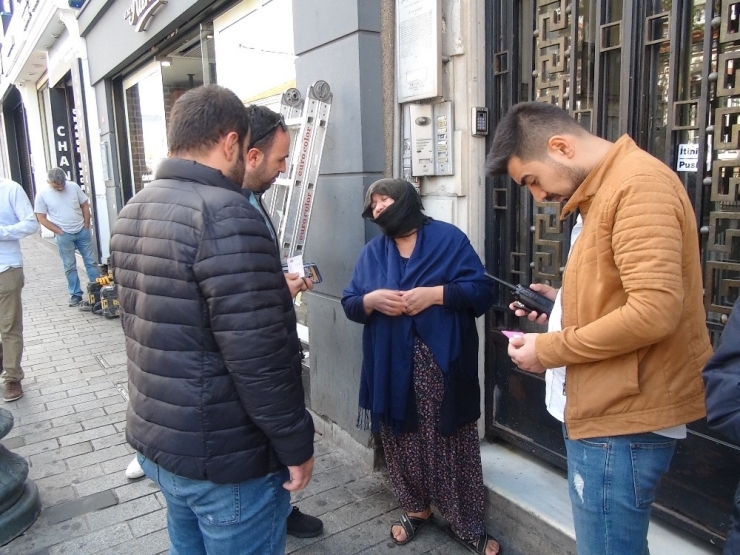 Dilenci Kadın Yeni Kıyafetlerini Çıkardı Eskilerini Giydi, O Anlar Böyle Görüntülendi