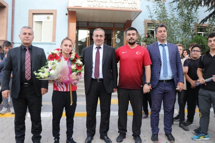 Dünya Şampiyonu Şaziye Erdoğan: “Madalyalarımı Mehmetçiğimize Armağan Ediyorum”