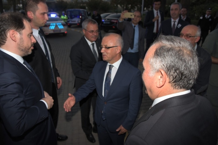 Bakan Albayrak, Manisa’da Mhp’li Belediyeyi Ziyaret Etti