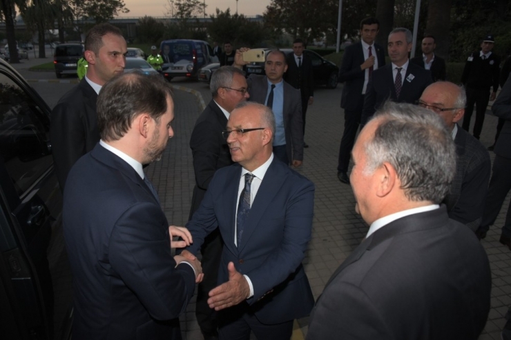 Bakan Albayrak, Manisa’da Mhp’li Belediyeyi Ziyaret Etti