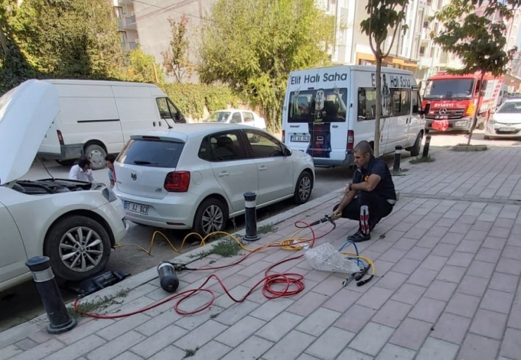 Van’da Mahsur Kalan Kedi Ve Keçileri İtfaiye Ekibi Kurtardı
