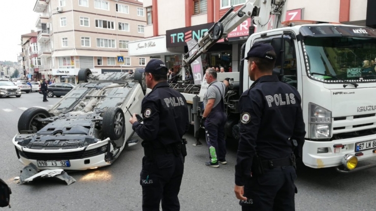 Park Halindeki Otomobilin Lastiğine Çarpıp Takla Attı