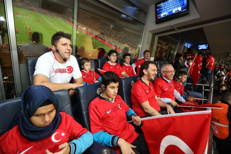 Görme Engelli Çocuklar Milli Maç Heyecanını Canlı Sesli Betimlemeyle Yaşadı