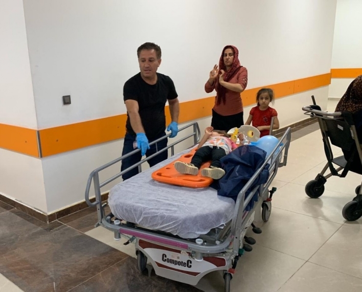 Tekeri Patlayan Otomobil Şarampole Yuvarlandı: 5 Yaralı