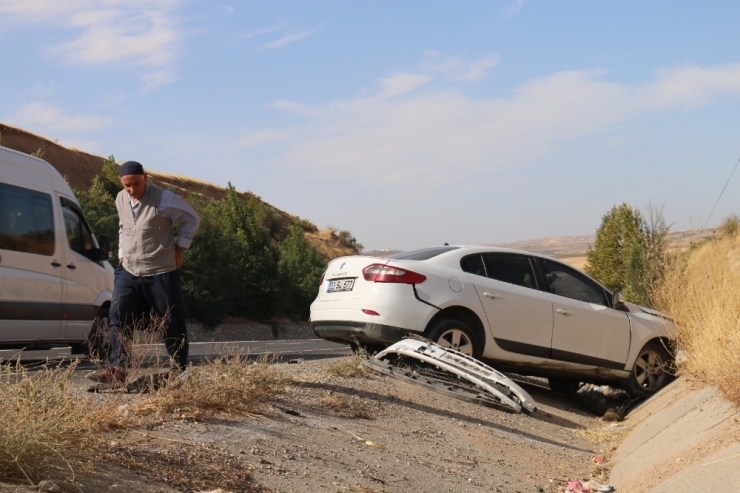 Tekeri Patlayan Otomobil Şarampole Yuvarlandı: 5 Yaralı