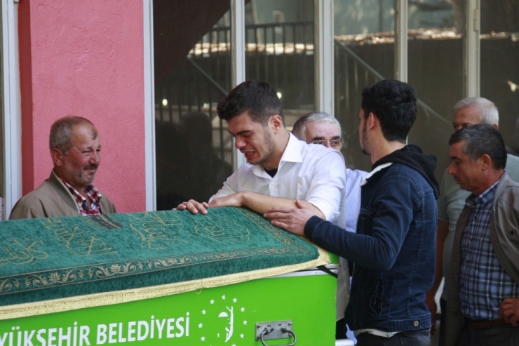 Almanya’da Ölü Bulunan Genç Bursa’da Toprağa Verildi