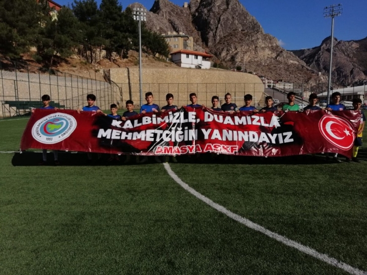 Futbolculardan Mehmetçiğe Pankartlı Destek