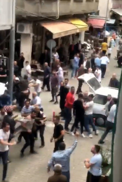 Trafikte ‘Yol Verme’ Kavgası: Yumruklar Havada Uçuştu