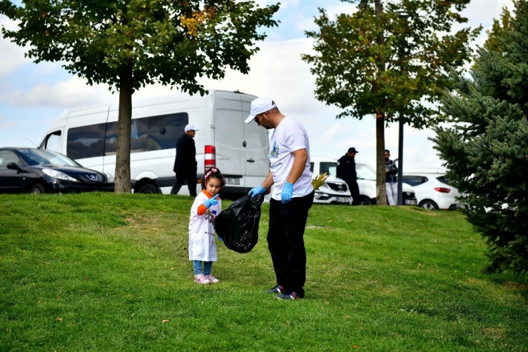 Mogan Gölü Sahilinde Çevre Temizliği Yapıldı