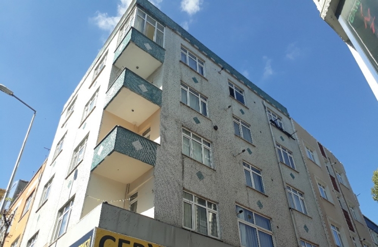 Bağcılar’da Çatı Alev Alev Yandı