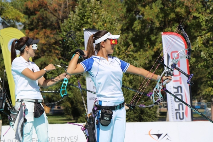 Türkiye Kadınlar Makaralı Okçuluk Birincisi Ayşe Berra Süzer Oldu