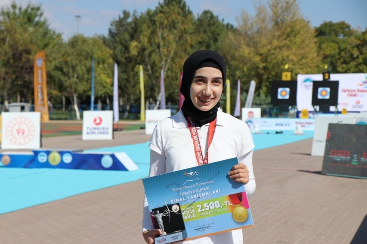 Türkiye Kadınlar Makaralı Okçuluk Birincisi Ayşe Berra Süzer Oldu