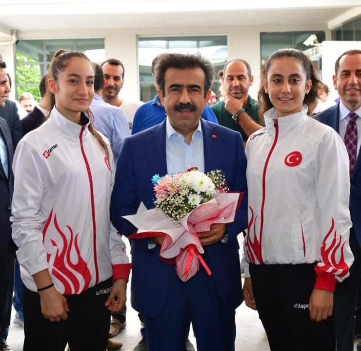 Bağlar Belediyespor’un Milli Karatecilerine "Yılın Enleri " Ödülü