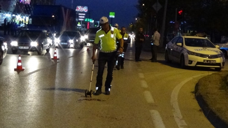 Köpeklerden Kaçmaya Çalışan Gence Araba Çarptı